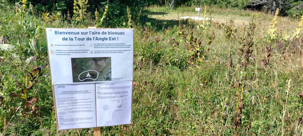 Bienvenue sur l'aire de bivouac de la tour de l'Angle Est au sommet du Revard en Savoie
