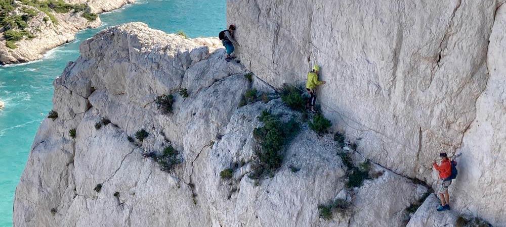 Le moniteur assure 2 élèves sur la traversée dans le dièdre Renard