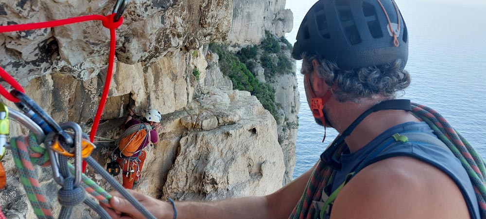 le regarde du moniteur sur son élève dans la traversée Ramond