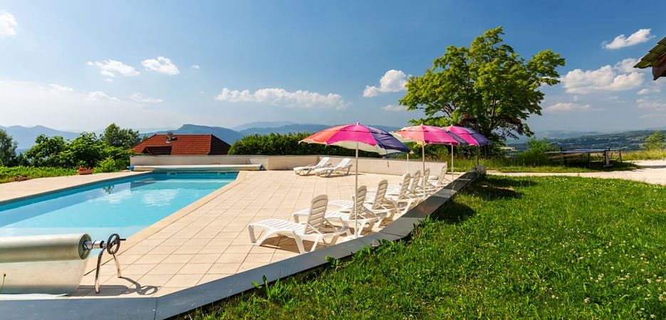Gîte Le Pré Charville - Activités & Loisirs La piscine et vue sur les montagnes