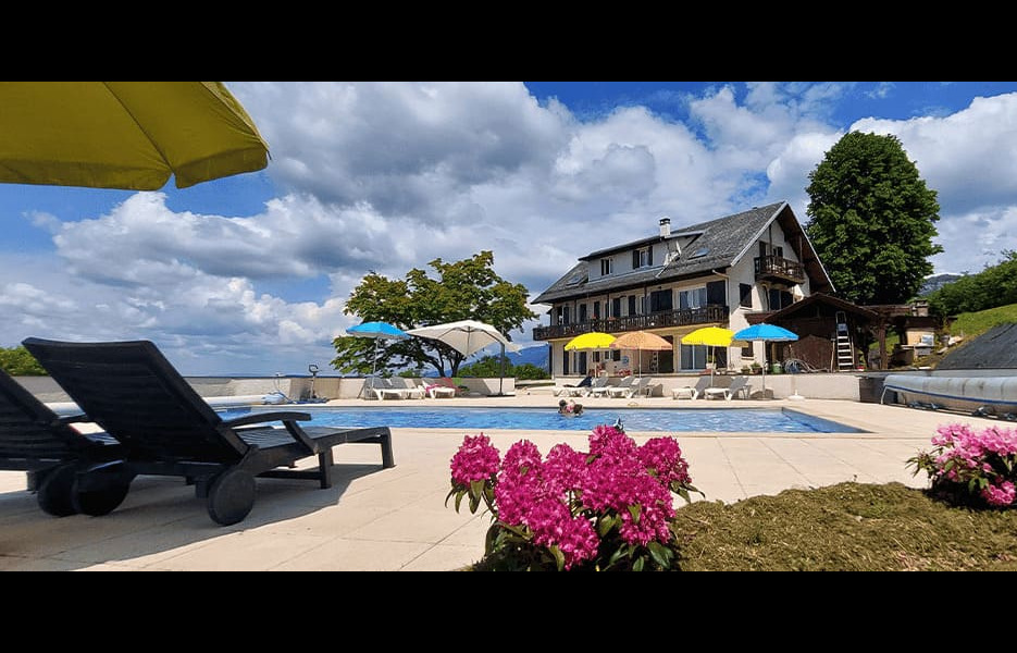 Gîte Le Pré Charville - Activités & Loisirs La piscine et vue sur le gîte