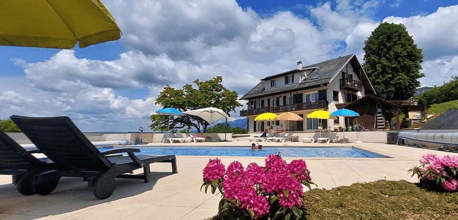 Gîte Le Pré Charville - Activités & Loisirs La piscine et vue sur le gîte