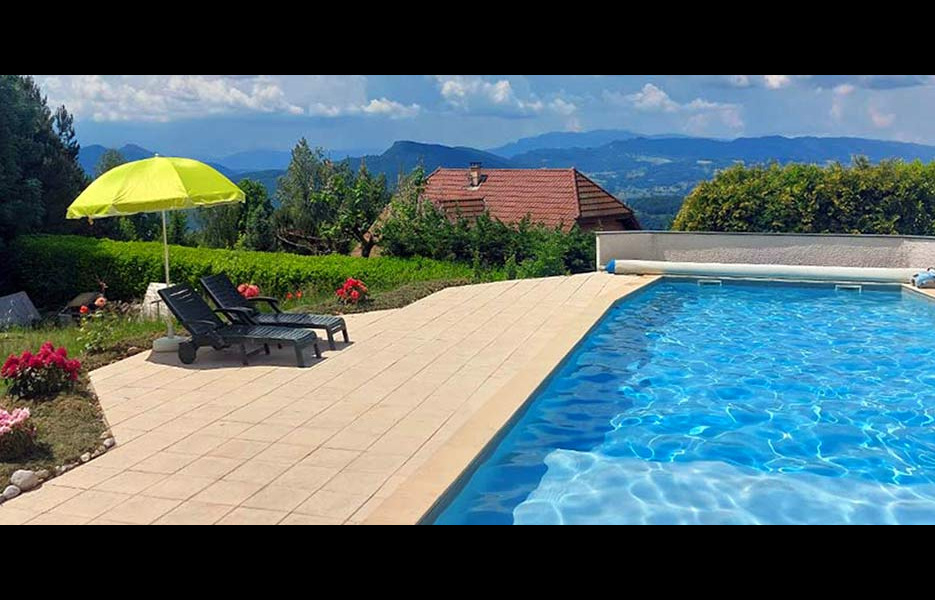 Gîte Le Pré Charville - Activités & Loisirs La piscine et vue sur les montagnes