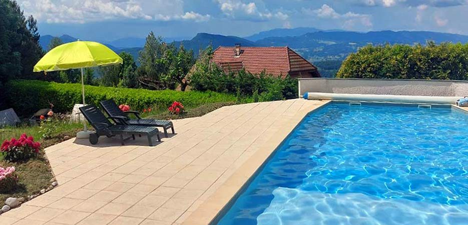 Gîte Le Pré Charville - Activités & Loisirs La piscine et vue sur les montagnes